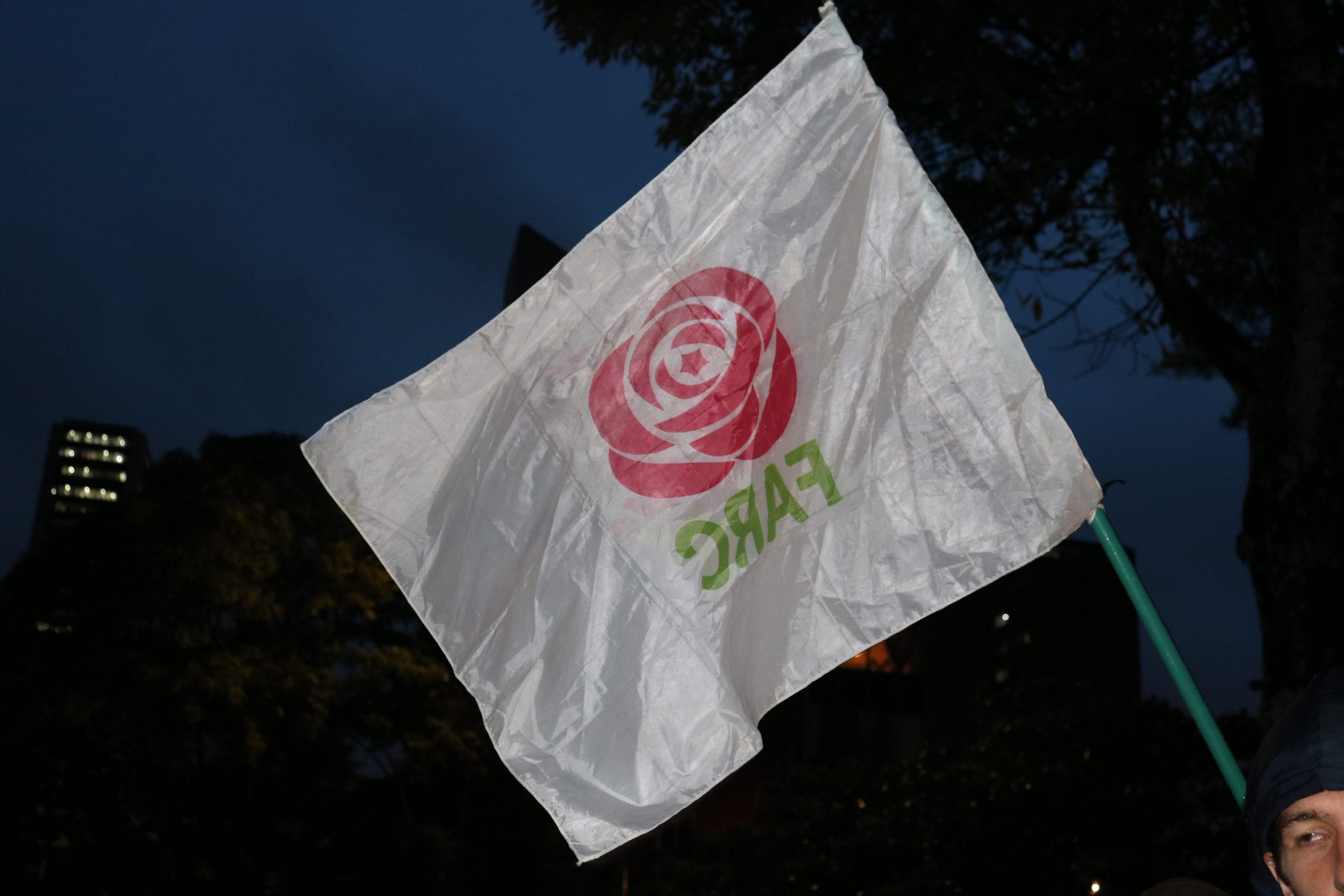 bandera scaled Cantos, cacerolas, luces y oraciones resonaron por la vida y contra las muertes de integrantes de FARC