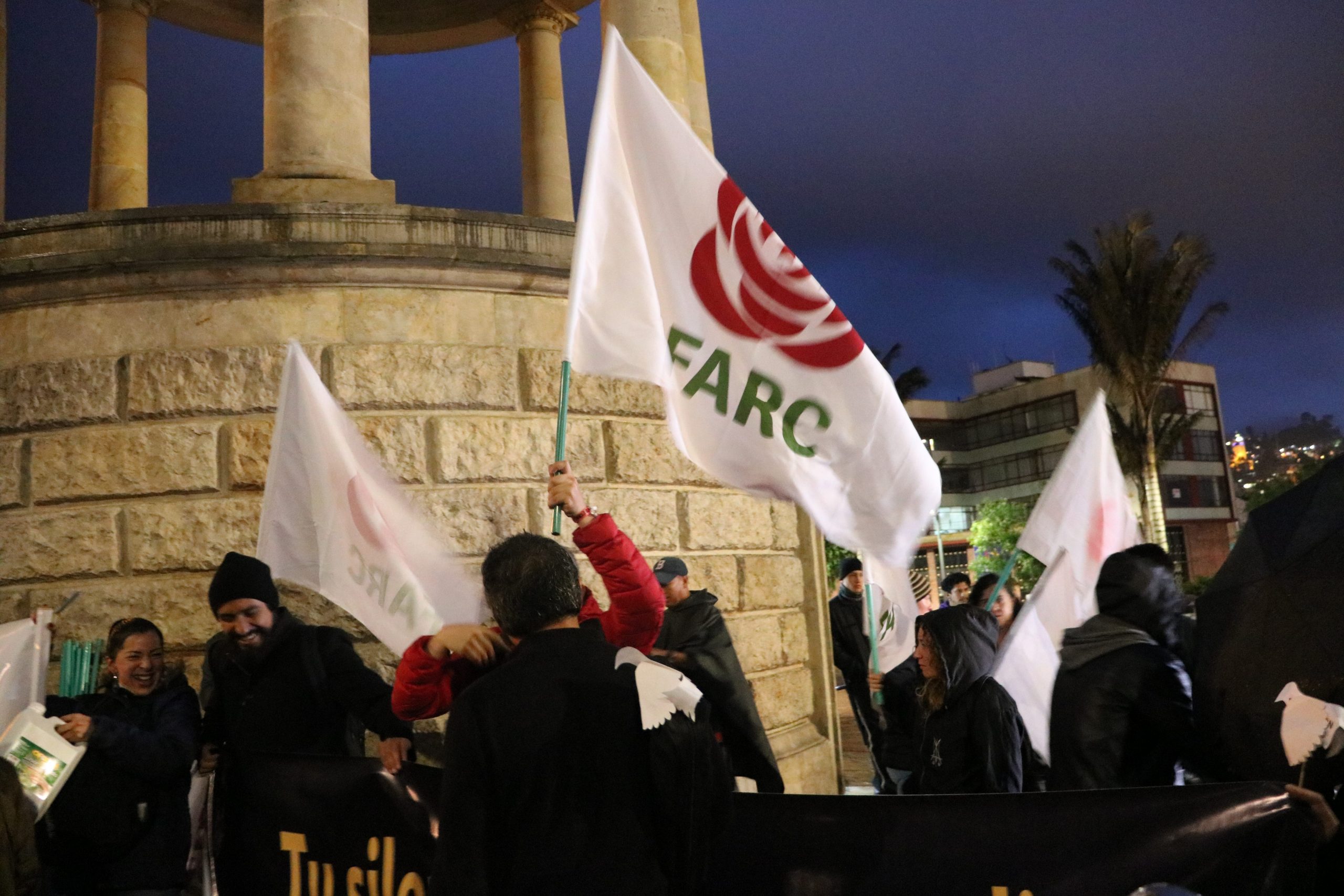 banderas 3 scaled Cantos, cacerolas, luces y oraciones resonaron por la vida y contra las muertes de integrantes de FARC