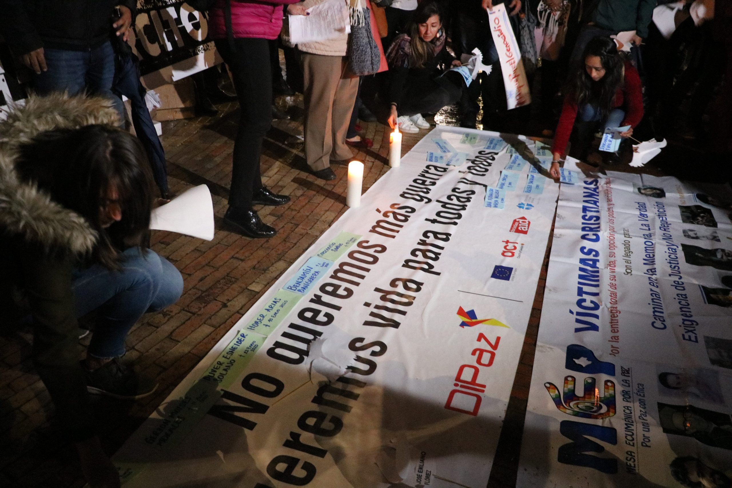 carteles scaled Cantos, cacerolas, luces y oraciones resonaron por la vida y contra las muertes de integrantes de FARC