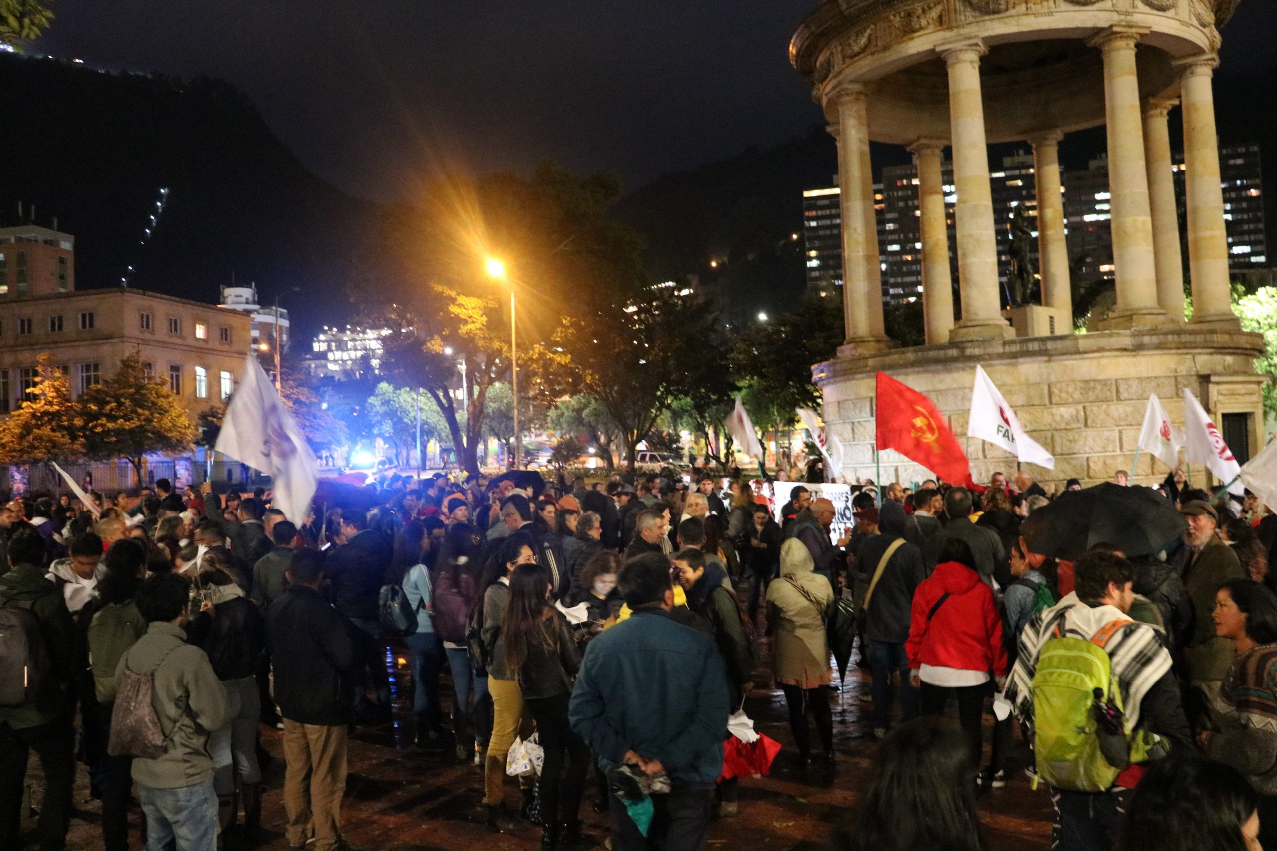 grupo scaled Cantos, cacerolas, luces y oraciones resonaron por la vida y contra las muertes de integrantes de FARC