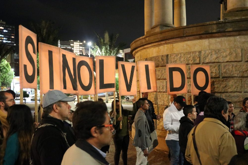 sin olvido scaled e1582901424190 Cantos, cacerolas, luces y oraciones resonaron por la vida y contra las muertes de integrantes de FARC