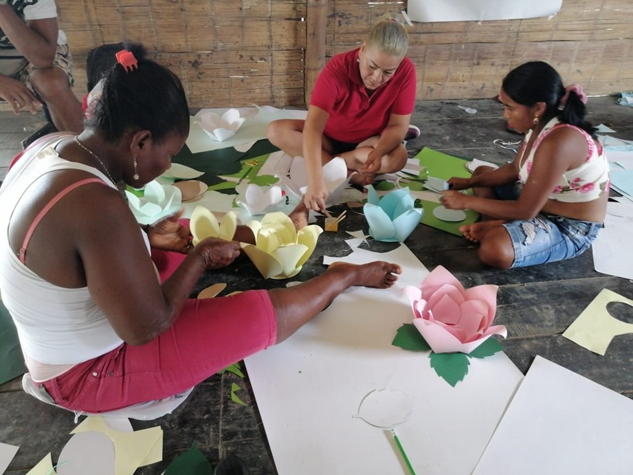 Taller: Importancia del rol de la mujer. Participaron 29 personas Brisas taller flores Taller: Importancia del rol de la mujer. Participaron 29 personas