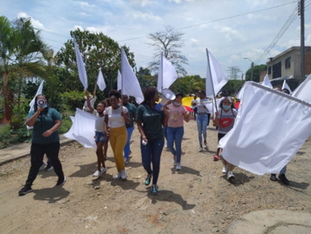 Cali evento EDUPAZ banderas La ciudadela Invicali y el corregimiento de Bitaco, se llenaron de banderas blancas y manos de colores