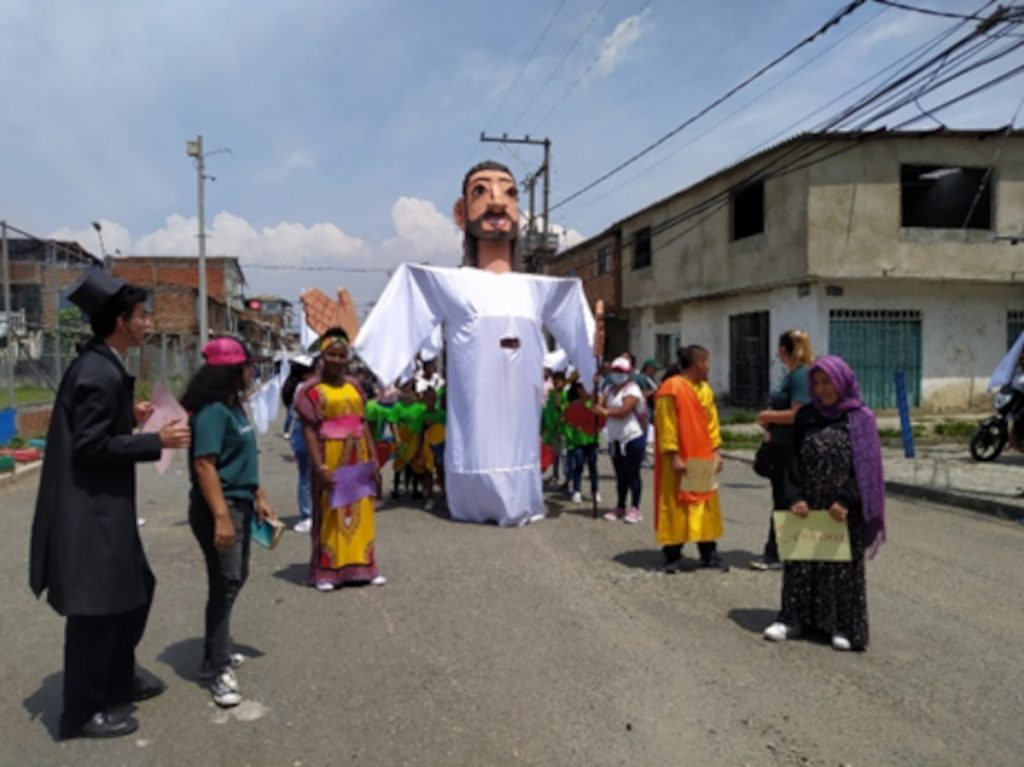 Cali evento EDUPAZ caminata La ciudadela Invicali y el corregimiento de Bitaco, se llenaron de banderas blancas y manos de colores