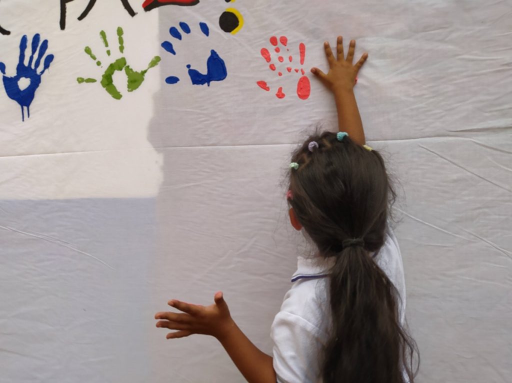 Cali evento EDUPAZ manos La ciudadela Invicali y el corregimiento de Bitaco, se llenaron de banderas blancas y manos de colores