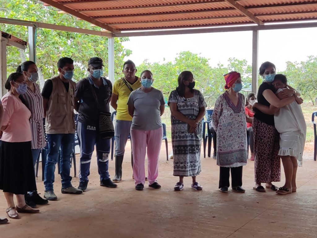 Tierra grata encuentro tejer.asistentes Retorcer los hilos y entretejer la paz desde las mujeres