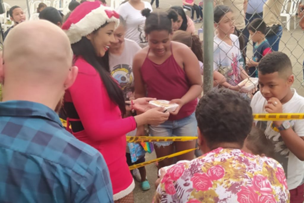 Entrega de regalos en el barrio La Isla, en Cali Cali entrega regalos 1 Entrega de regalos en el barrio La Isla, en Cali