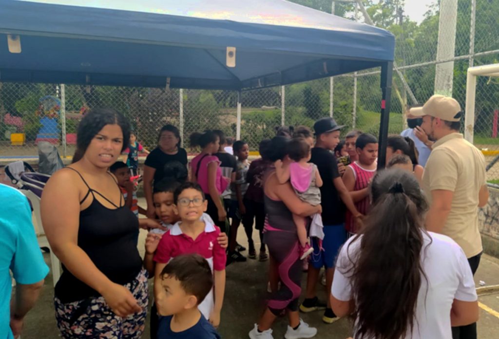 Entrega de regalos en el barrio La Isla, en Cali Cali entrega regalos1 2 Entrega de regalos en el barrio La Isla, en Cali