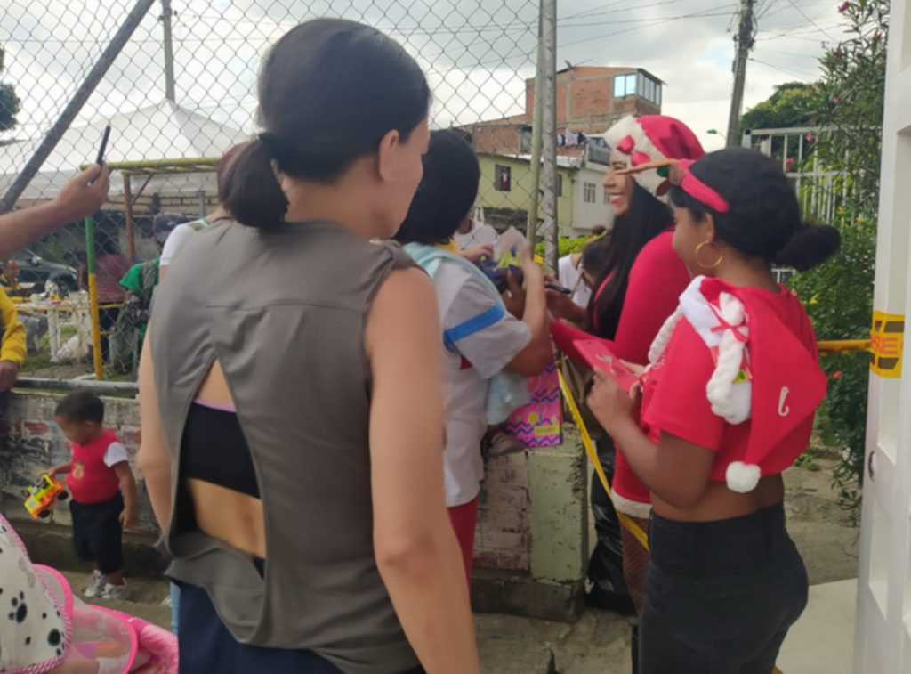 Cali entrega regalos2 Entrega de regalos en el barrio La Isla, en Cali
